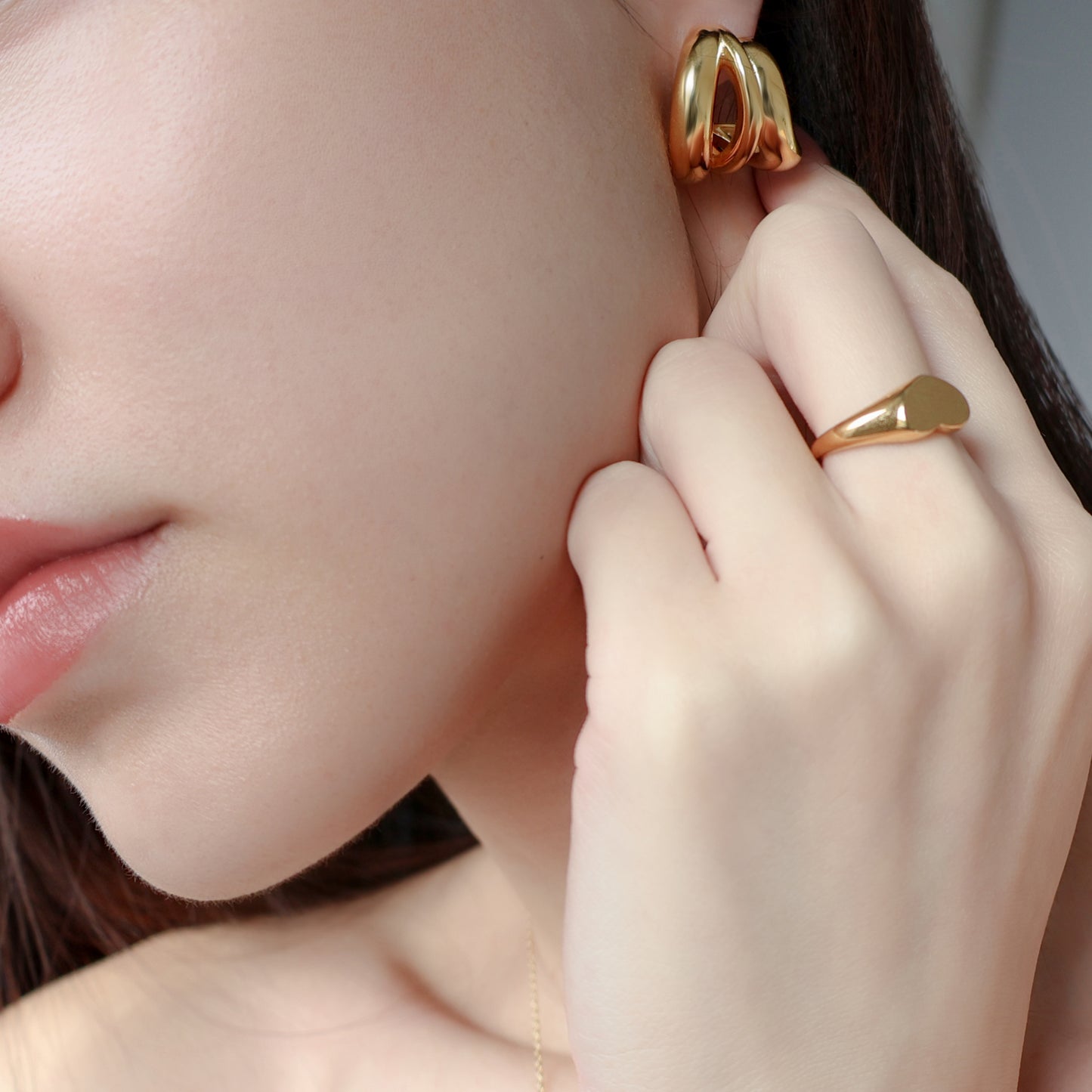 Siobhan Huggie Earrings in Gold