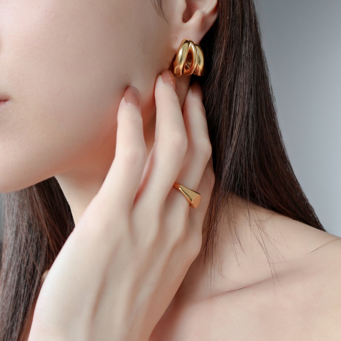 Siobhan Huggie Earrings in Gold